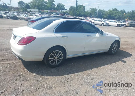 2015 Mercedes-Benz C 300 4Matic/Luxury 4Matic/Sport 4Matic z USA, uszkodzony, nr VIN 55SWF4KB1FU090539